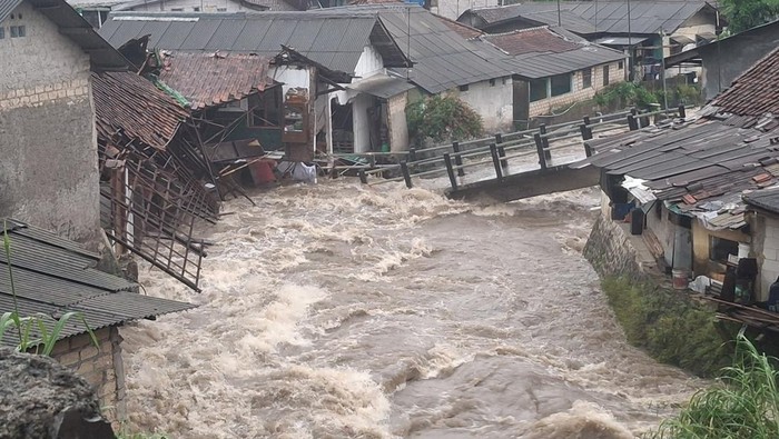 Luapan Kali Cikaret Picu Kerusakan di Bogor, Jembatan dan Masjid Dilaporkan Runtuh